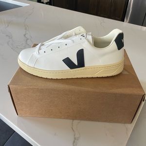 VEJA, URCA CWL WHITE NAUTICO BUTTER.